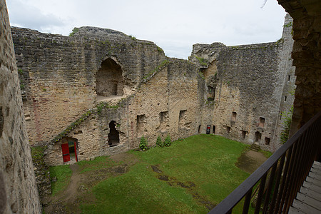 法国阿韦龙地区建在纳雅克山脊上的十二世纪古防御城堡图片