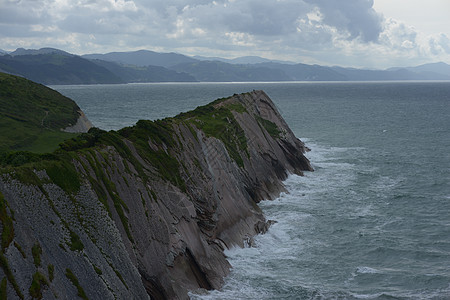 西班牙巴斯克海岸独特的复理石地质结构海滩高清图片