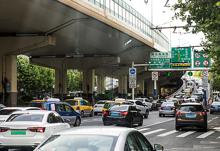 傍晚的高架道路交通繁忙高清图片