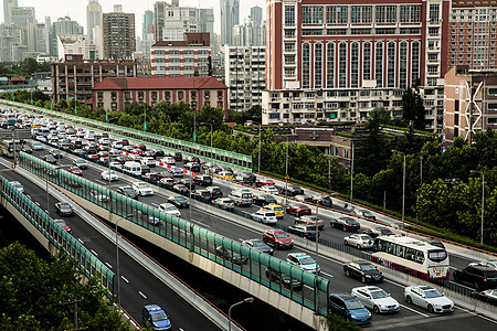 傍晚的高架道路交通繁忙高清图片