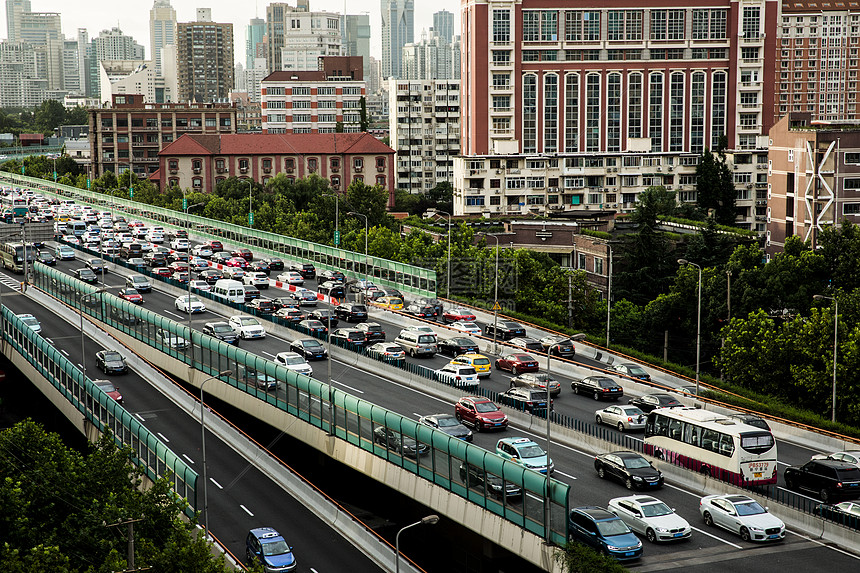 傍晚的高架道路交通繁忙图片