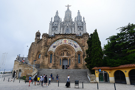 西班牙巴塞罗那迪比达波山上的圣心教堂图片