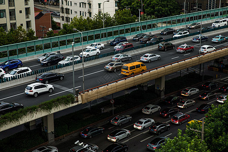 傍晚的高架道路交通繁忙图片