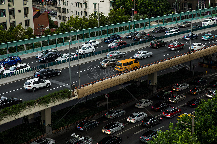 傍晚的高架道路交通繁忙图片