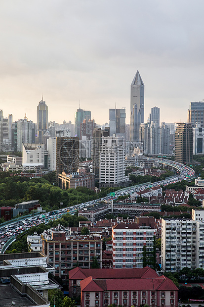 傍晚的高架道路交通繁忙图片