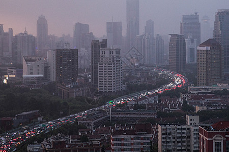 傍晚雾霾中的高架交通繁忙图片