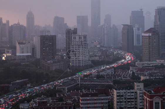 傍晚雾霾中的高架交通繁忙图片