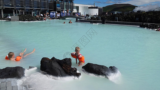 冰岛温泉冰岛蓝湖温泉孩童戏水背景