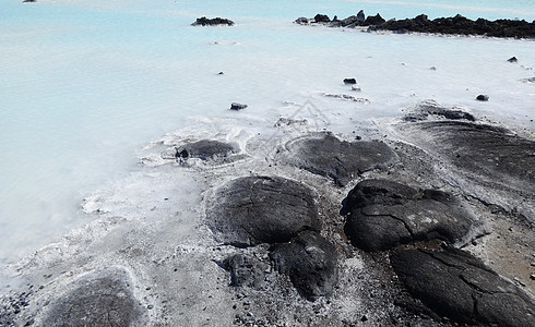 冰岛蓝湖边露出的火山岩图片