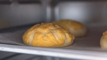 烤箱中面包图片