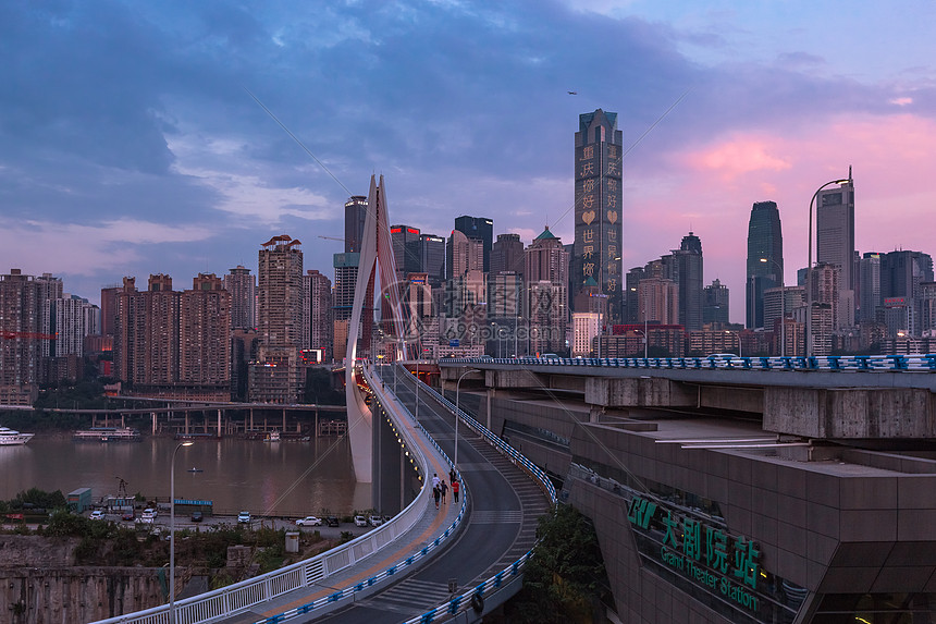 重庆市千厮门大桥火烧云景色高清图片下载-正版图片