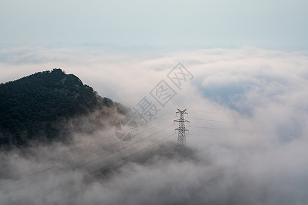 智能电网平流雾中的铁塔背景