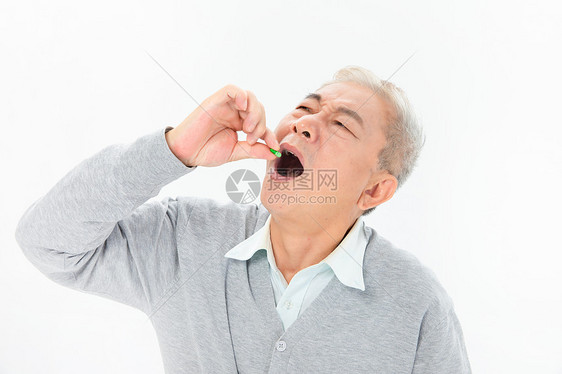老年人吃药图片