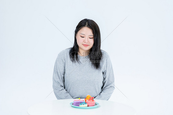 胖女生与甜食图片