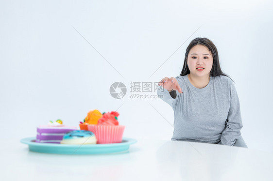 胖女生与甜食图片