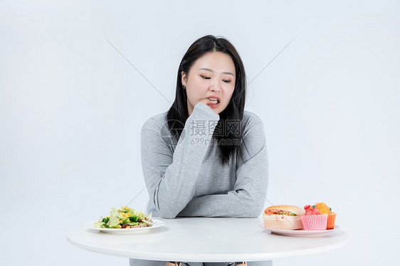 胖女生吃甜食图片