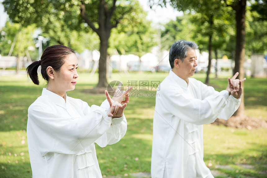 老年人太极锻炼图片