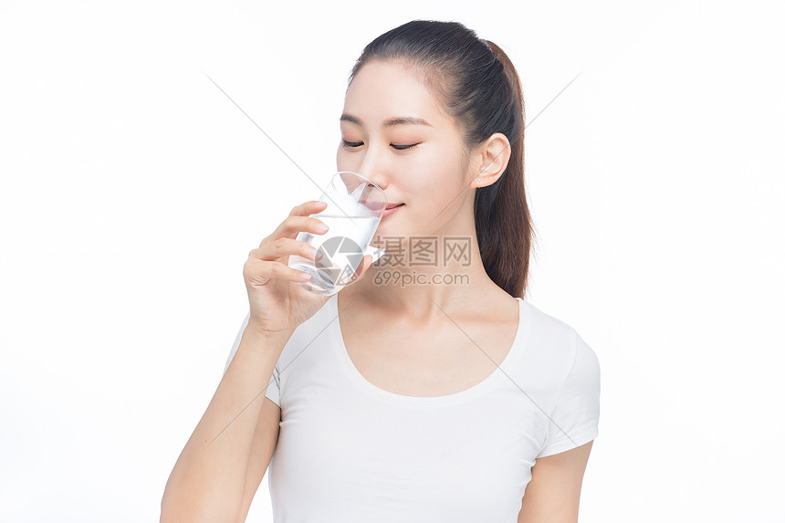 女性喝水图片