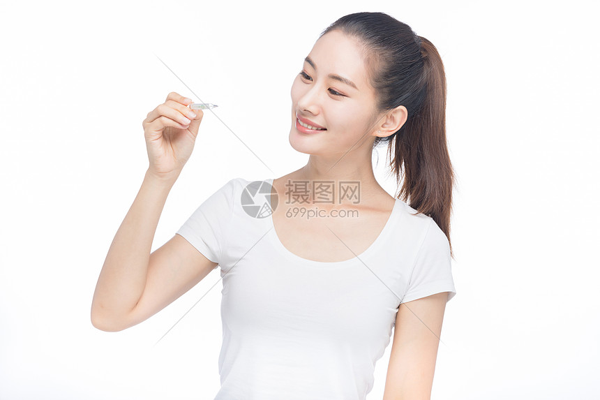 美女看温度计图片