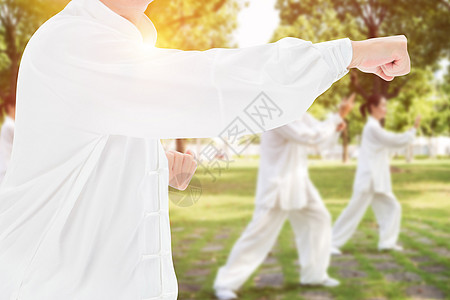 打太极晨练的老人高清图片