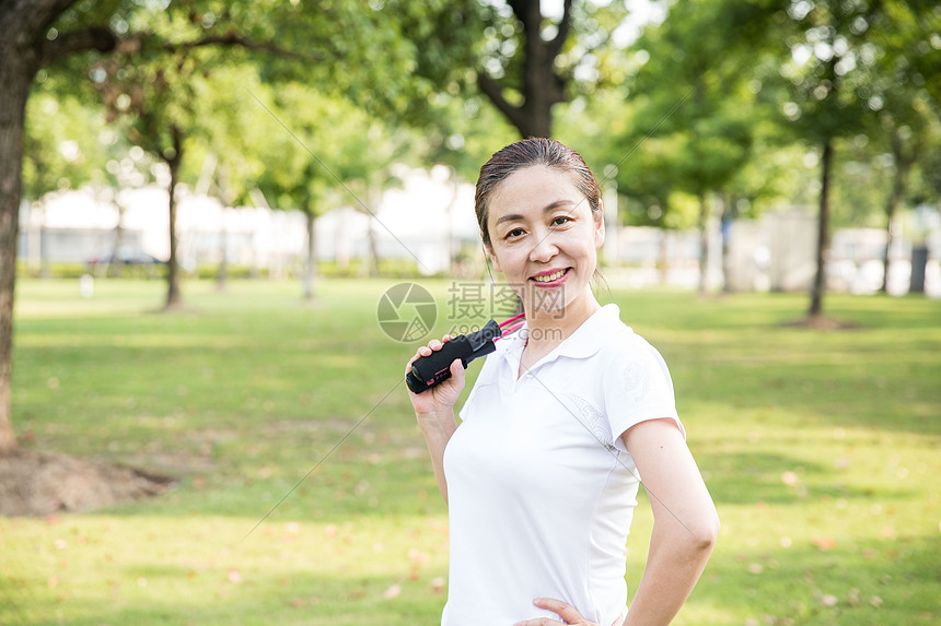 老年人运动锻炼跳绳图片