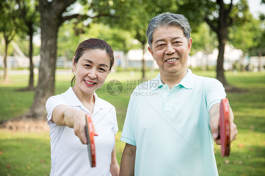 老年人锻炼乒乓球图片