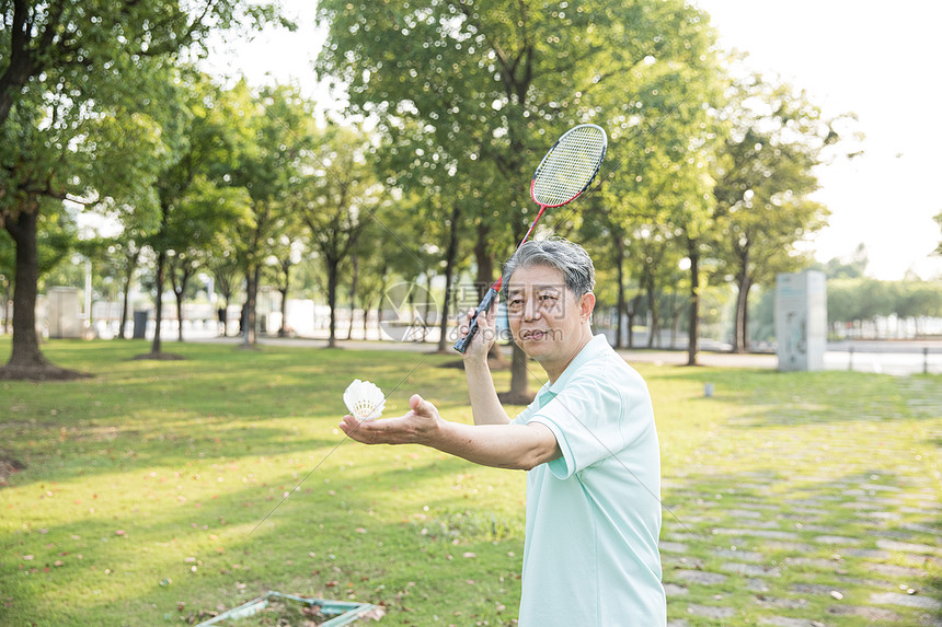 老年人运动羽毛球图片