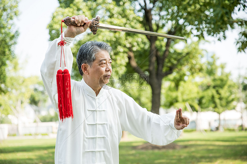 老年人锻炼太极剑图片