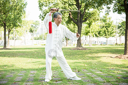 老年人锻炼太极剑图片