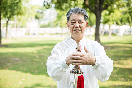 老年人锻炼太极剑图片