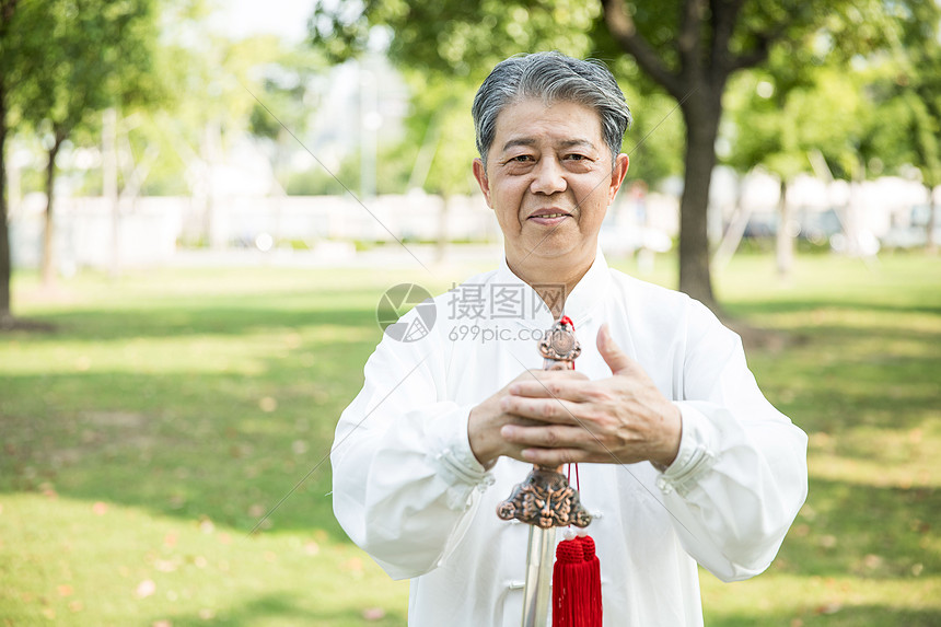 老年人锻炼太极剑图片