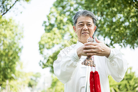 老年人锻炼太极剑图片