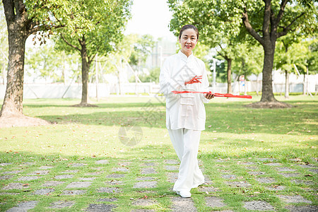 老年人锻炼太极扇图片