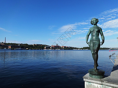 帕拉梅拉蓝天映衬下的梅拉伦湖及湖畔的雕塑背景