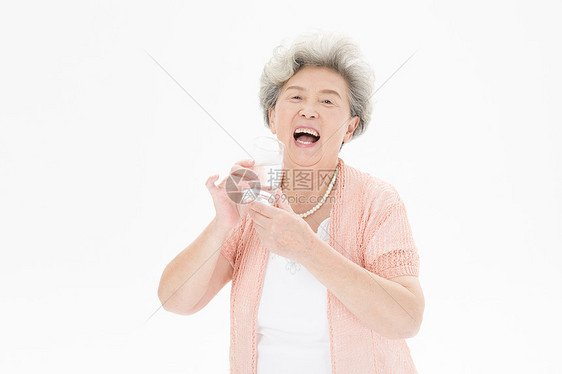 老年人奶奶健康饮水图片