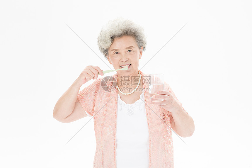 老年人奶奶刷牙图片