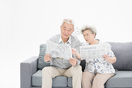 老人看报纸老年夫妇看报纸背景