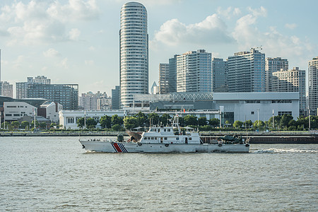 船舶驶过黄浦江背景图片