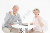 老年夫妇下棋图片