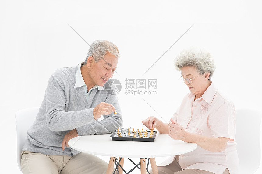 老年夫妇下棋图片