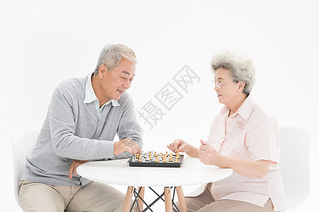 老年夫妇下棋图片