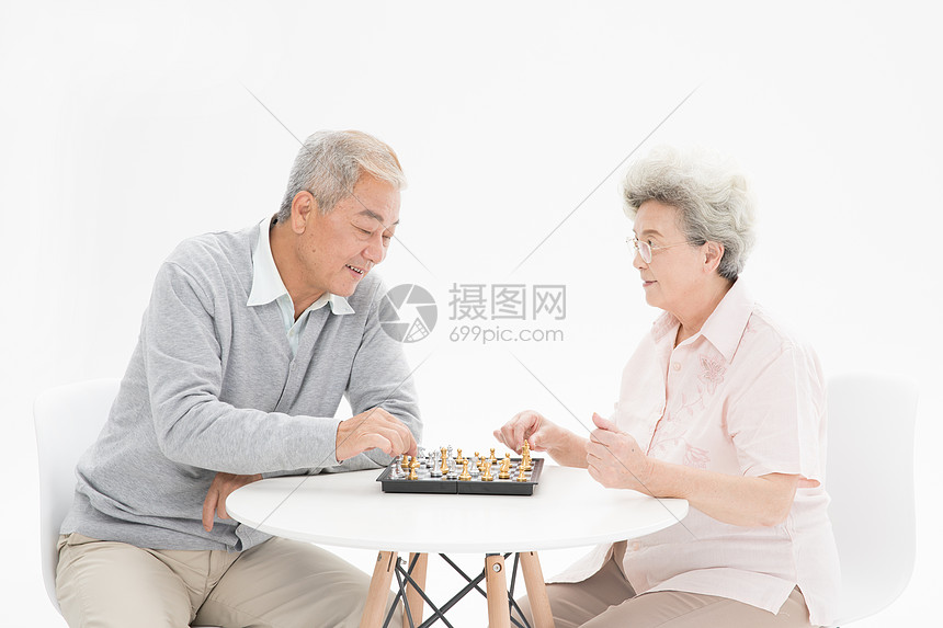 老年夫妇下棋图片