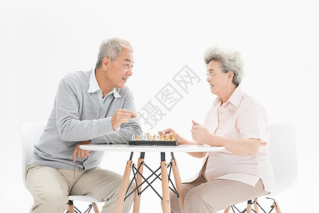 老年夫妇下棋图片