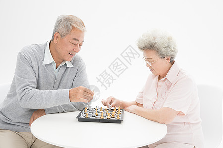 老年夫妇下棋背景