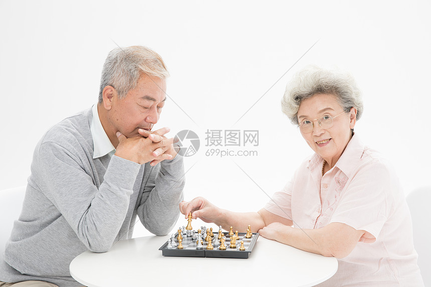 老年夫妇下棋图片