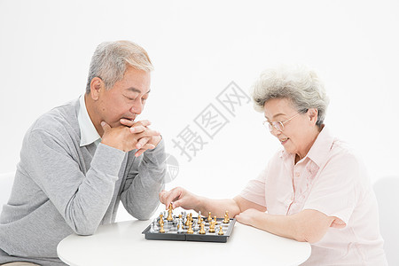 老年夫妇下棋背景图片