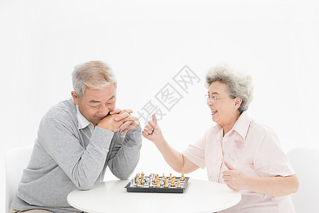 老年夫妇下棋图片