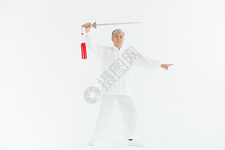 老年男性太极剑锻炼形象图片