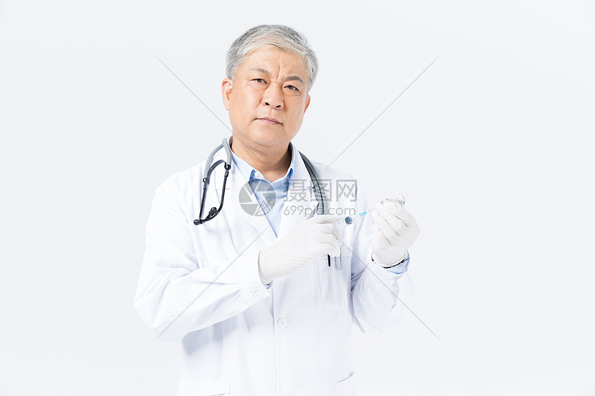老年男性医生拿注射器图片