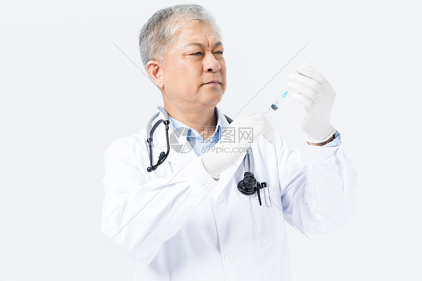 老年男性医生拿注射器图片